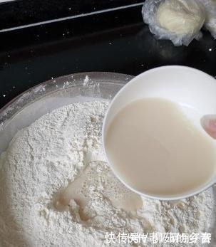 蒸包子时,发面多加1勺,学会3招,保证香软又蓬松,好吃不塌陷