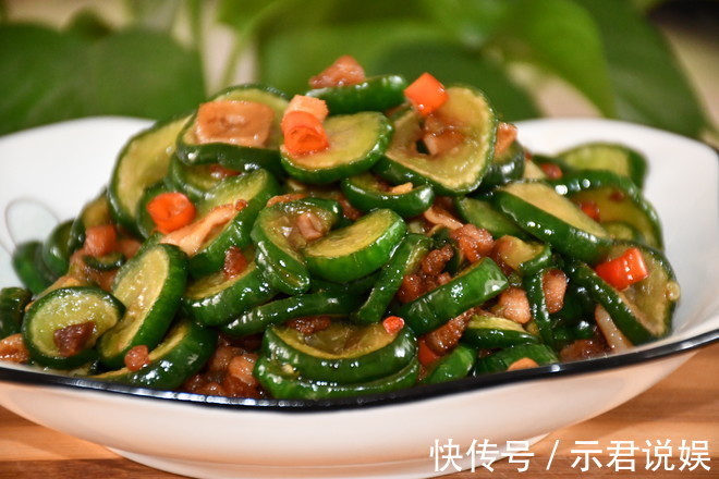黄瓜别只会凉拌着吃了,试试这种做法,好吃到停不下来