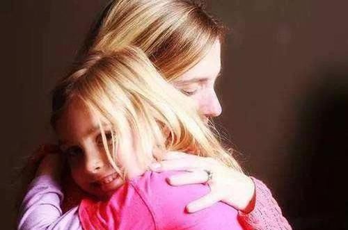 儿童专家：每天抱孩子要达到这个次数，他才能健康成长