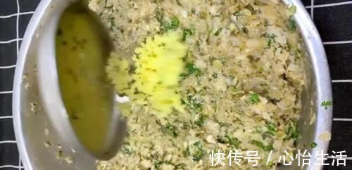 酸菜|正宗的东北酸菜馅饺子,酸菜中放上“它”一起拌,好吃停不下来!