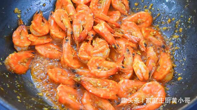 回家|太香了,年夜饭大虾学会此做法,上桌就得抢光,回家必须露一手