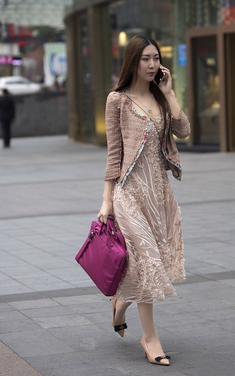 街拍:蕾丝连衣裙小姐姐,穿出女性优雅迷人的魅力