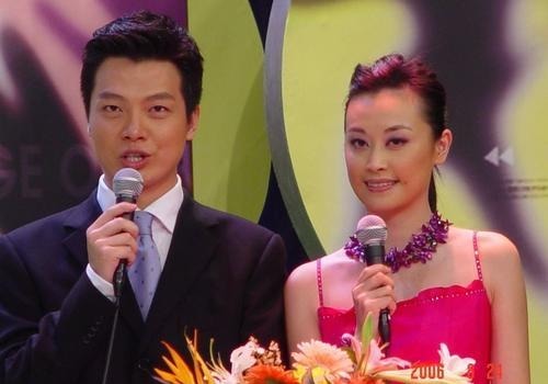 零点报时出误差,任鲁豫5次拿起话筒拯救大局,从配角到C位,他值得!