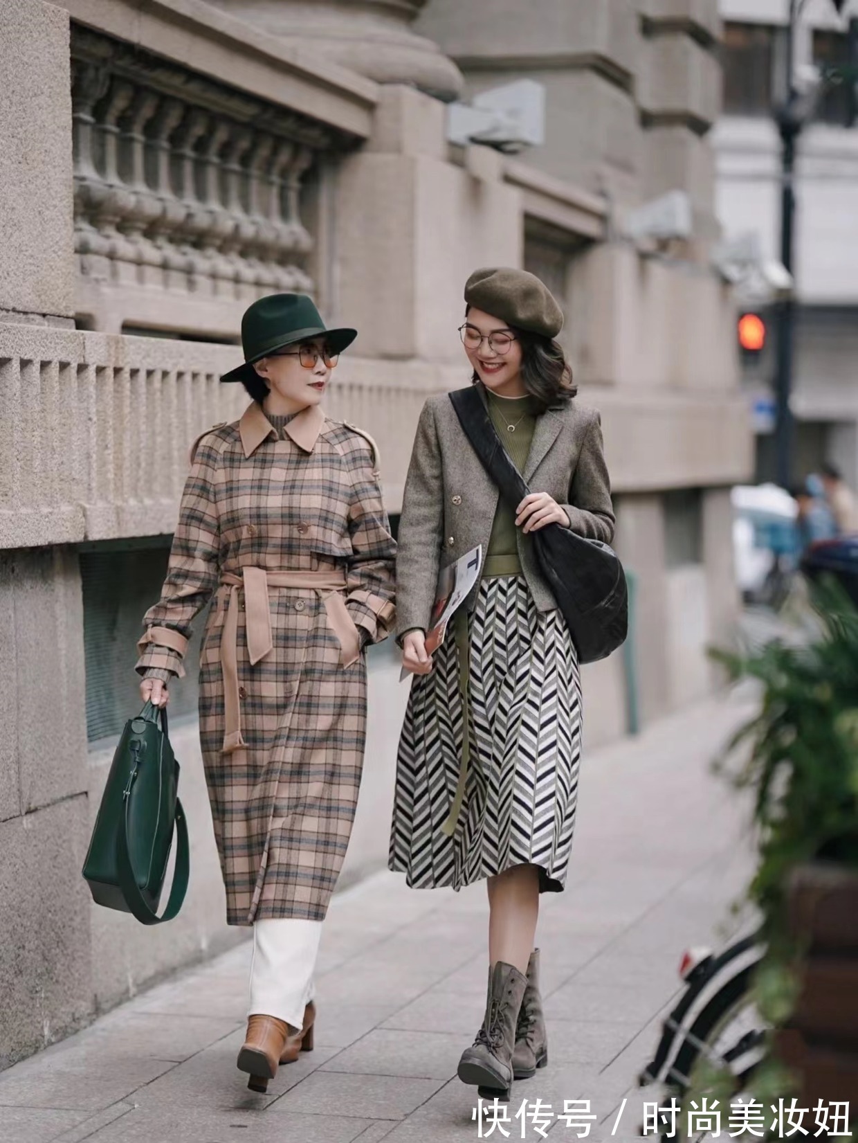 母女 “母女”穿搭不仅只有三木,这对母女也靠穿搭火了,气质高级优雅