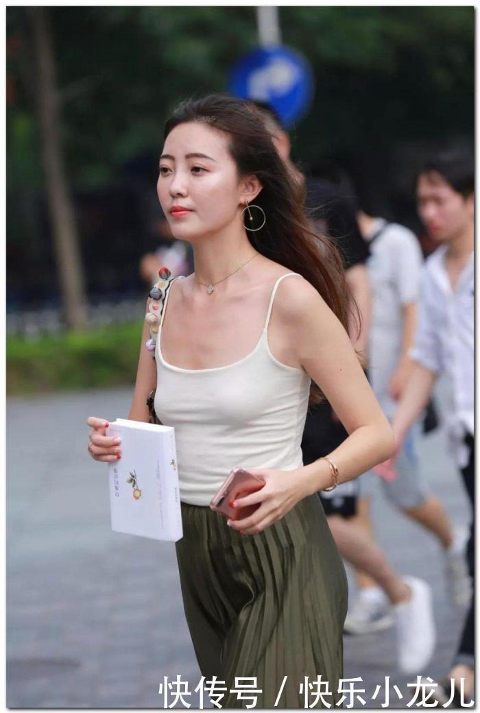 美女街拍灰色的紧身衣搭配超短热裤,让人眼前一亮