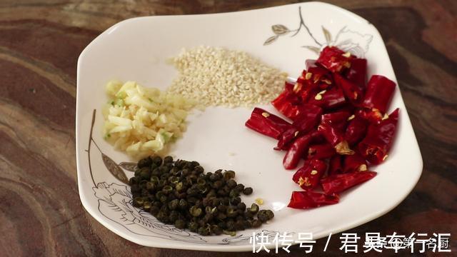 配菜|水煮鱼怎样做更好吃?大厨详细讲解鱼片腌制技巧,鱼肉滑嫩无腥味