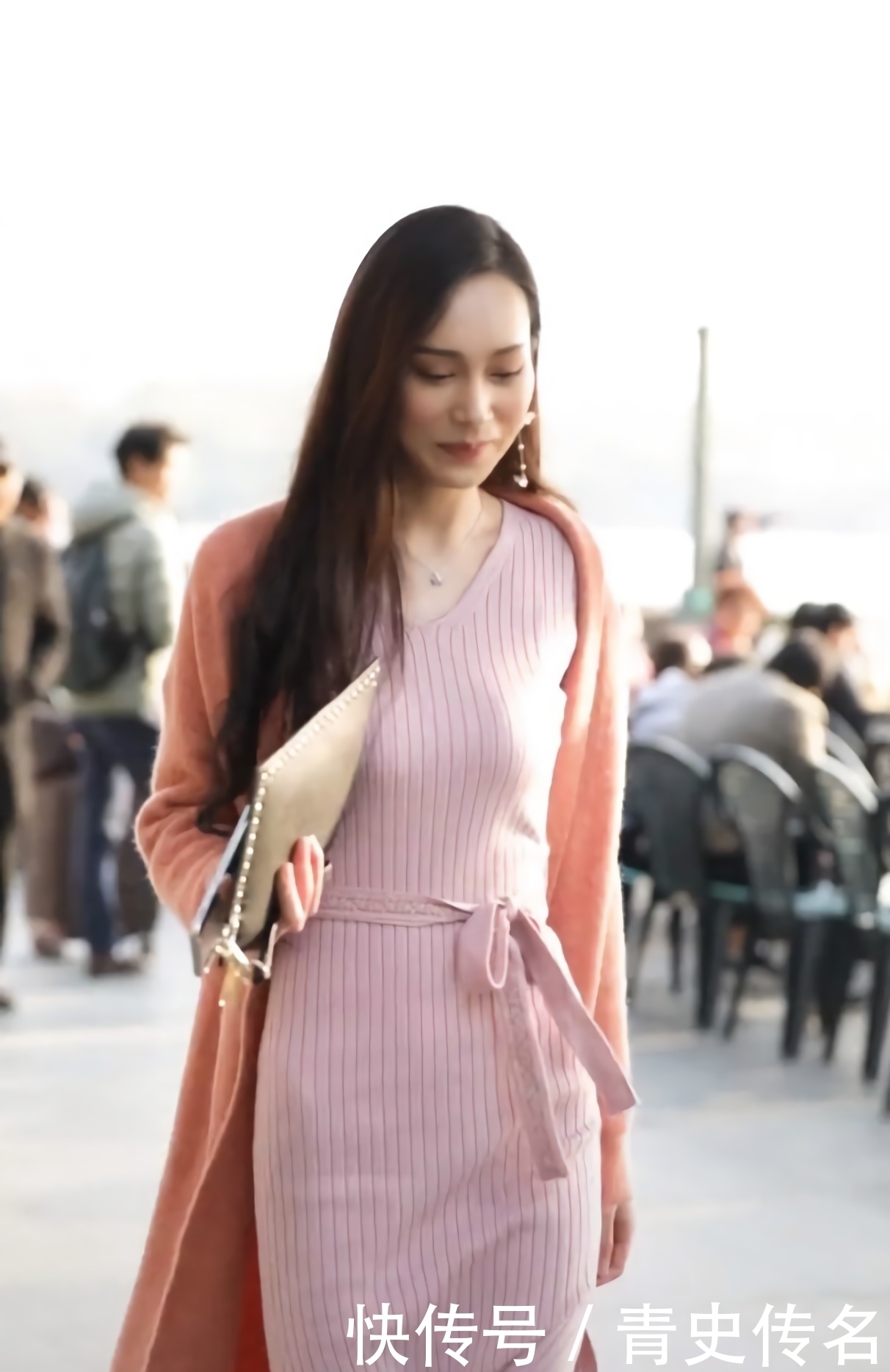 职业装|美女的包臀裙明明美翻了,她却走出“X型腿”,瞬间没了气质!