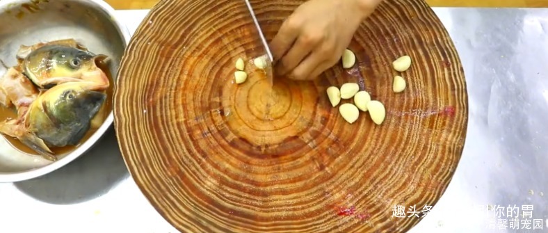 老人|厨师长教你“生焖鱼头”的家常做法,味道鲜美老人孩子都爱吃