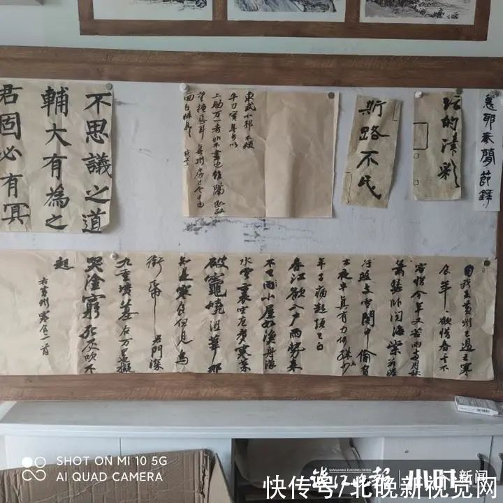  写字|男子用脚在积灰上写字走红，网友：用脚写的比我手写的都好看