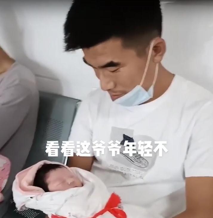 美芽|38岁女子升级做奶奶,儿子才十八岁,调侃:还没玩够