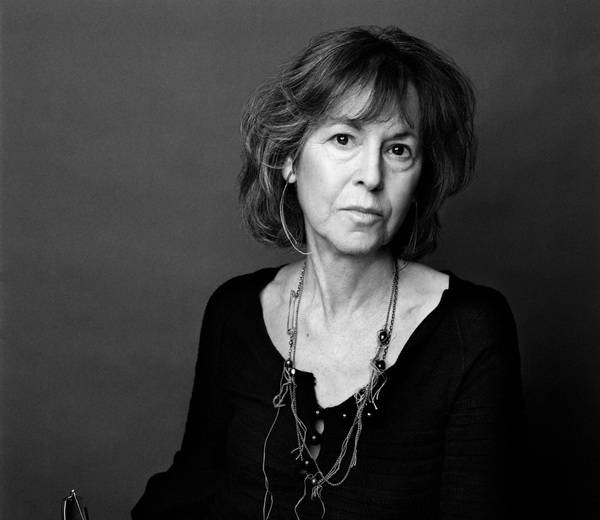  花园里|诺贝尔奖章颁发，在诗人露易丝·格丽克家门外的花园里