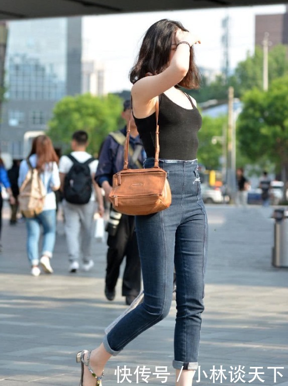 穿反|美女这牛仔裤穿反了吧,太粗心大意了!