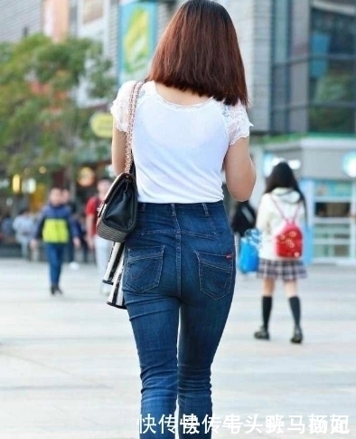 苗条|牛仔裤穿搭展现出成熟女性的魅力，让身材更加苗条动人