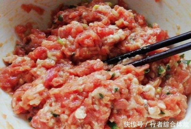 调拌肉馅好吃的秘诀,不用料酒也没腥味,在家也能吃出饭店的味道