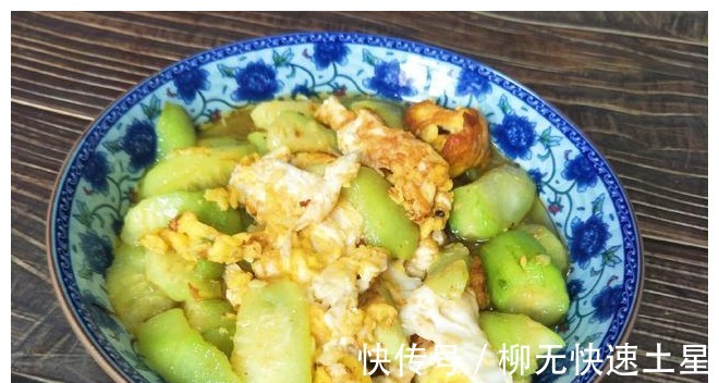 做法|立秋后要多吃丝瓜,教你简单做法,丝瓜翠绿不变黑,营养又入味!