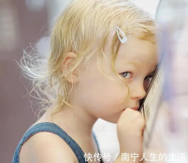 父母|“窝里横、外面怂”的孩子,多半是家庭教育中父母犯了这3个错,一定要看看