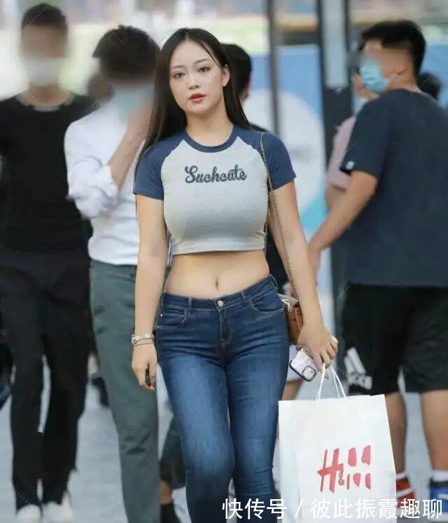 真丝 短款上衣搭配瑜伽裤，装扮让气质满满呈现，简单又耐看