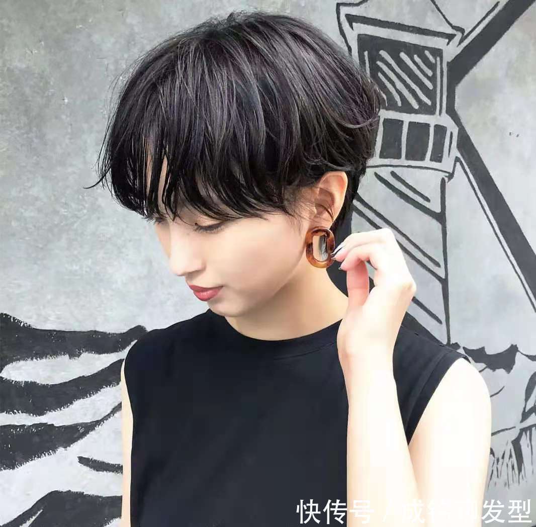 短发 不烫不染又自然的短发来了,清爽干练又不失时尚感,主要是显脸小