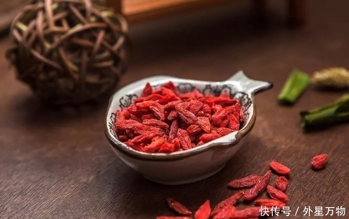 枸杞和“3物”相好,不妨坚持喝一月,或许能助你补好肾,养好肝