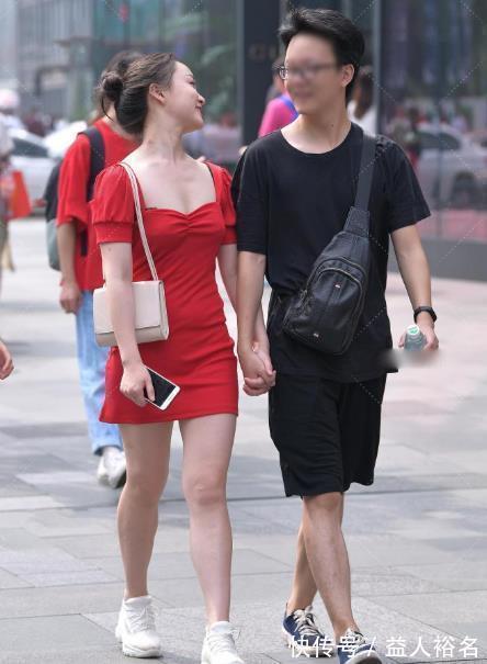 小蛮腰|艳红色的短款裙，优雅又能穿出清凉感，还能个人带来青春洋溢的气质