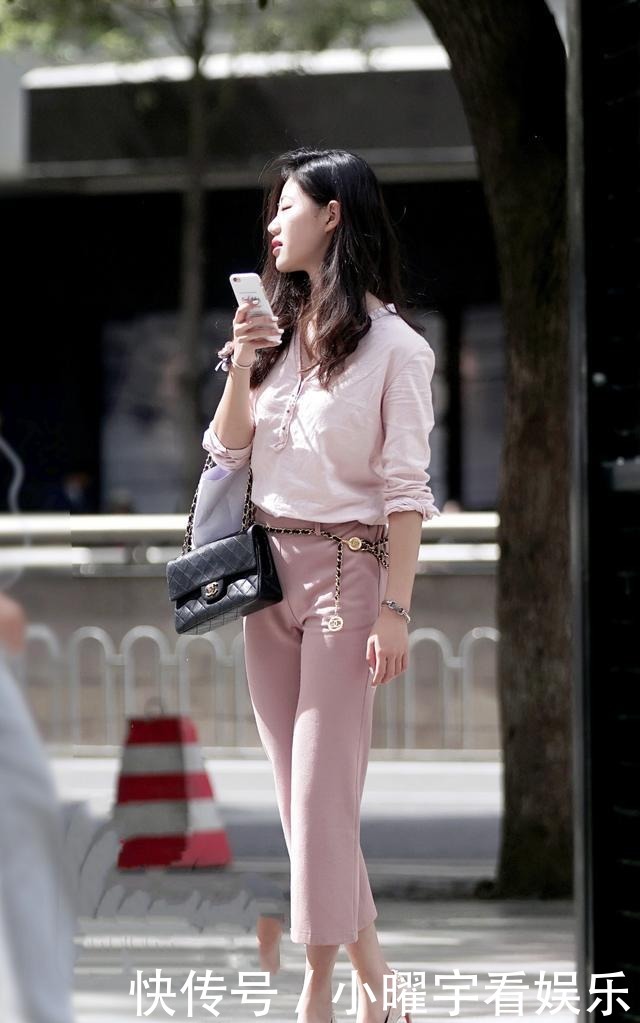 粉色衬衫搭配粉色休闲裤,粉色套装凸显减龄效果