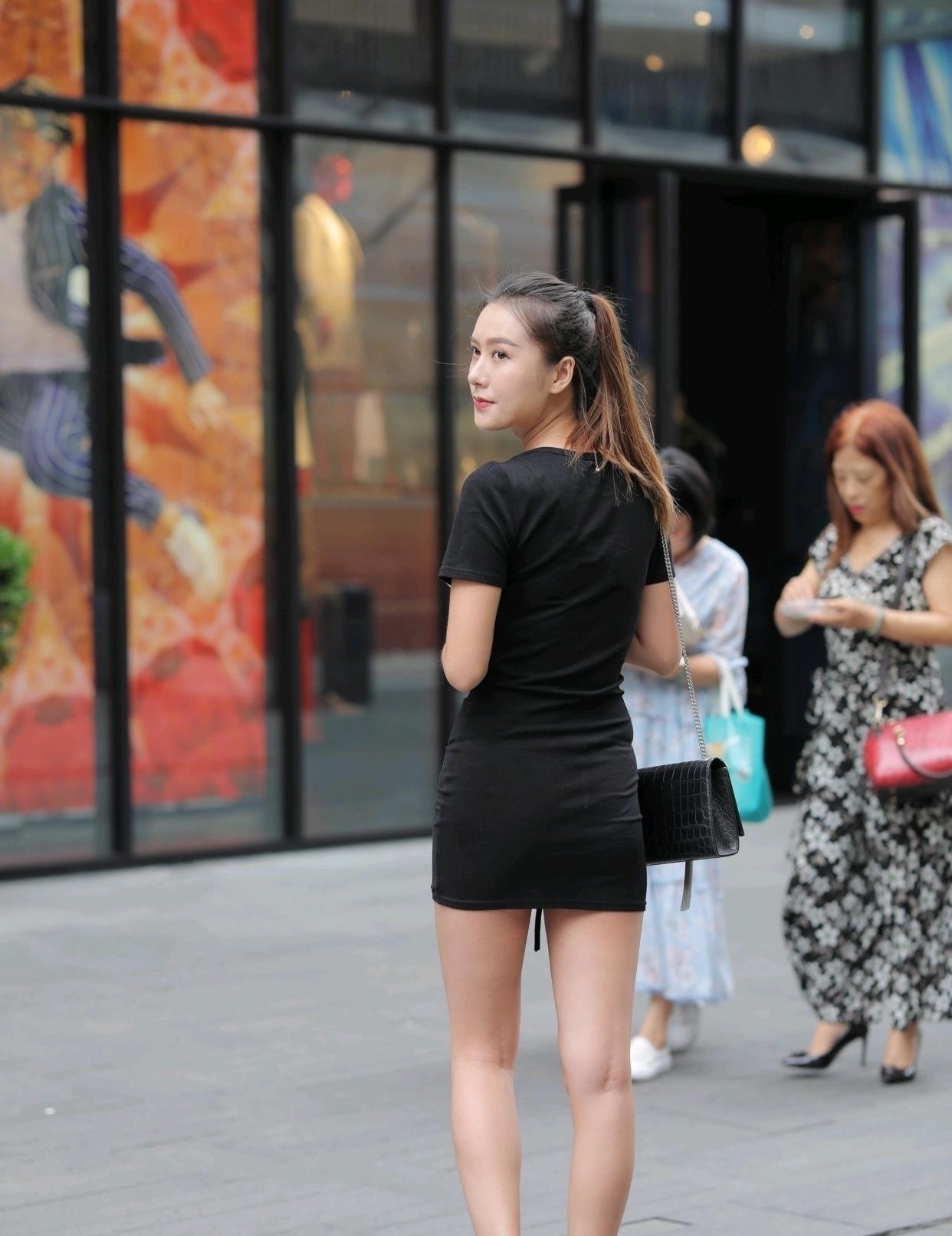 时髦 不想平凡的女生,背带裤配吊带背心时髦又前卫