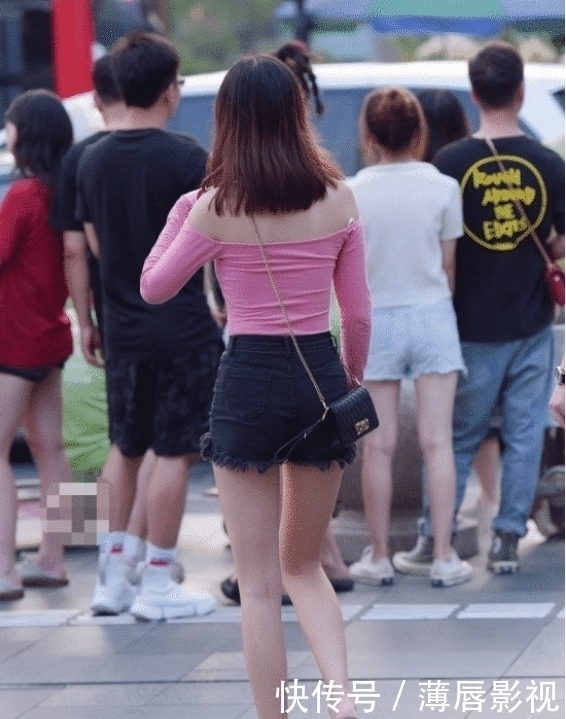 小姐姐|美女长袖衫搭配短裤,看着一点都不奇怪,反而显得很完美