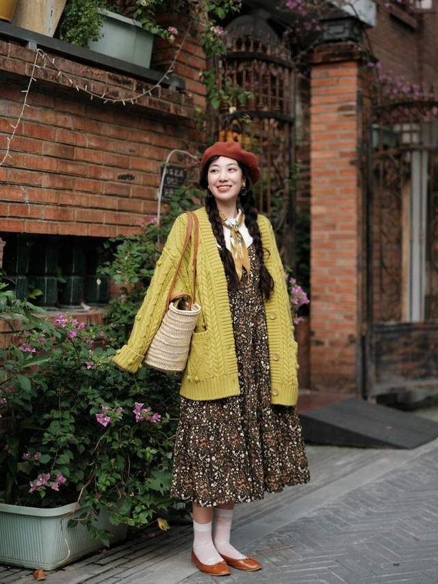 上身|秋冬季节想要穿出氛围感,红色毛衣搭配牛仔裤,高级又显气质