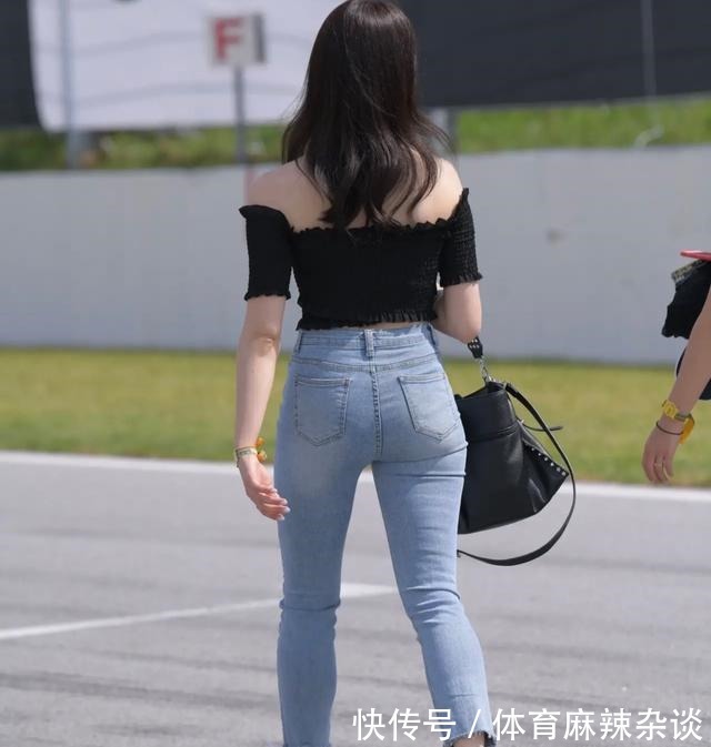 牛仔裤 小姐姐这款牛仔裤,高腰设计无疑就是凸显出纤细的腰线,热辣时尚!