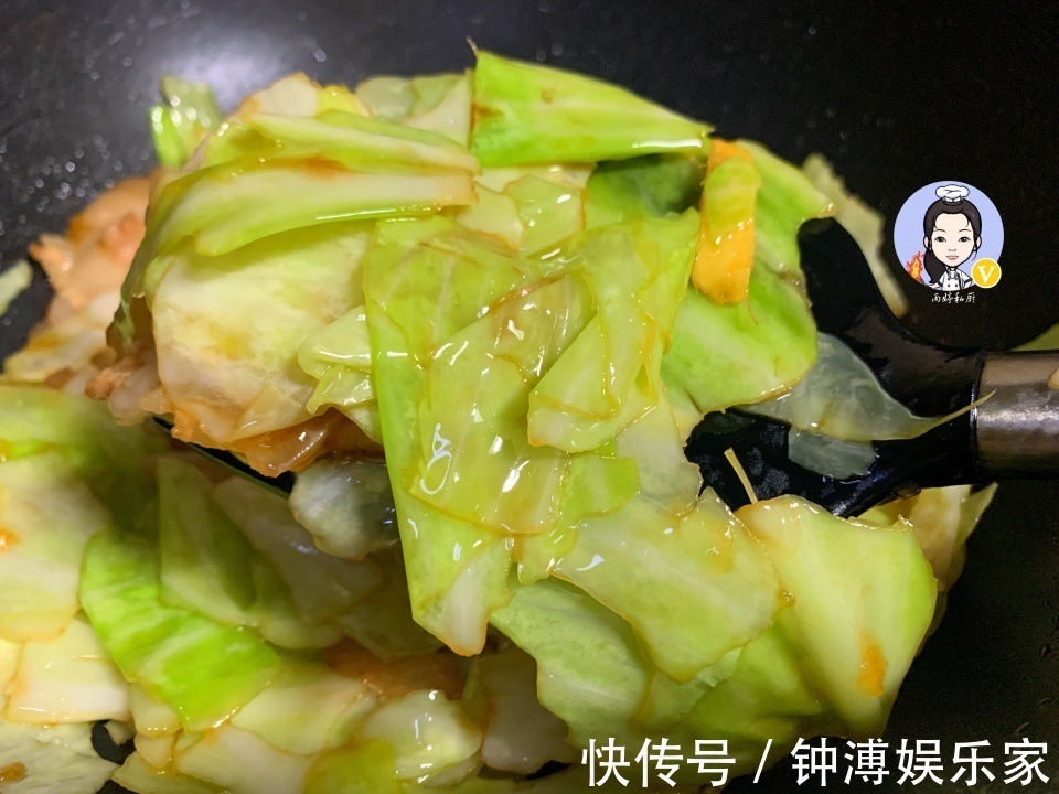 调味汁|炒包菜时,别直接下锅炒,掌握1个诀窍,包菜又香又脆不出水!