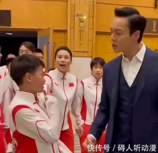 綜藝范挺足!全紅嬋追2大明星不怯場,一展歌喉往娛樂圈發展?