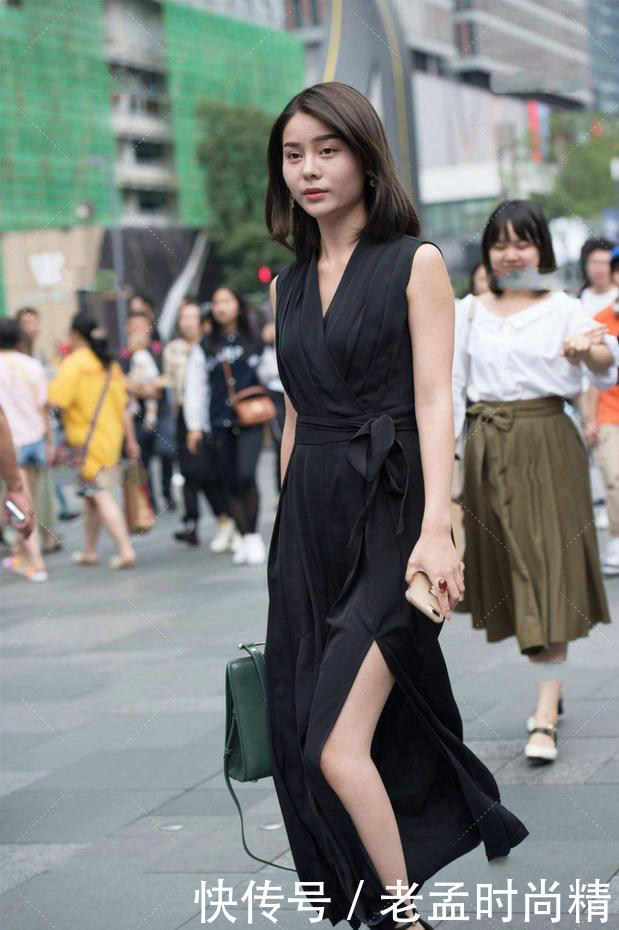 打底裤|街拍:黑色V字领连体裤,展现清静自然的美姿