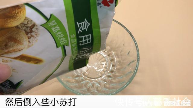 小苏打加白醋里太厉害了,好多人的难题全都解决了,看完抓紧试试