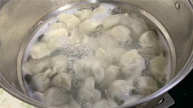 包白菜饺子，有人焯水，有人直接包，大厨：全不对，教你正确做法