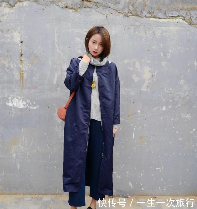 子女生 今秋火了一种穿法，叫“风衣+九分裤”，显高遮肉，小个子也能穿！
