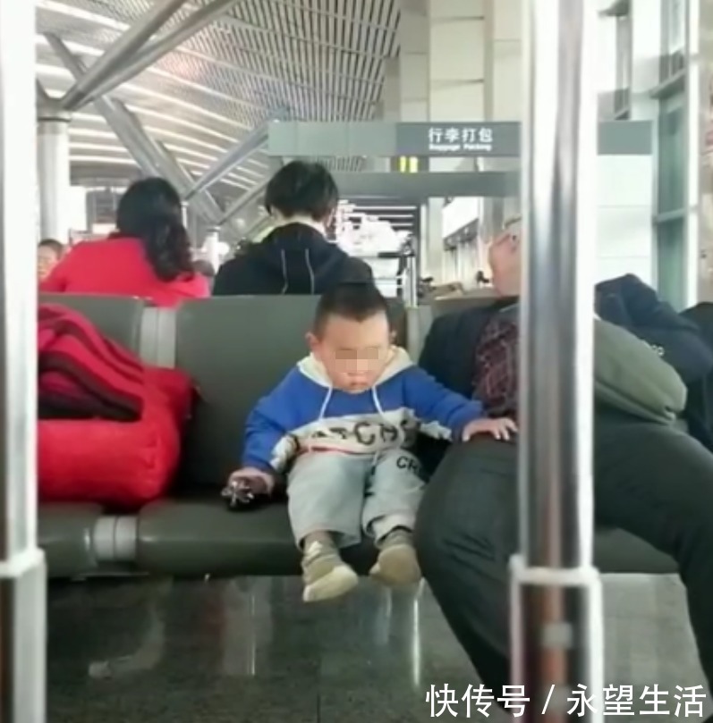 机场|机场里小男孩不哭不闹，坐在爸爸旁边等待飞机，画面让人心酸