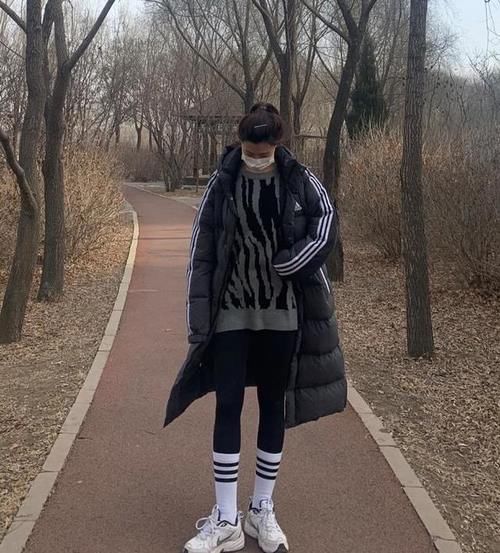 最近流行起一种新穿搭，叫“长款羽绒服＋鲨鱼裤”，保暖又显瘦