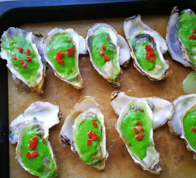 奶油|菠菜烤生蚝,个头肥美,海鲜味十足,好吃到爆