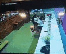 |搞笑GIF：只要一聚会，公司女同事全变了