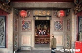 俗语一人不进庙,二人不看井,三人不抱树,指