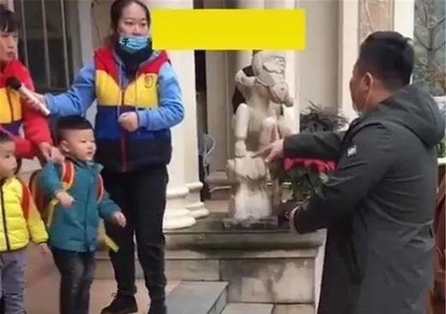 爸爸们|爸爸第一次去幼儿园接娃,老师一脸警惕,爸爸:我真是他爸