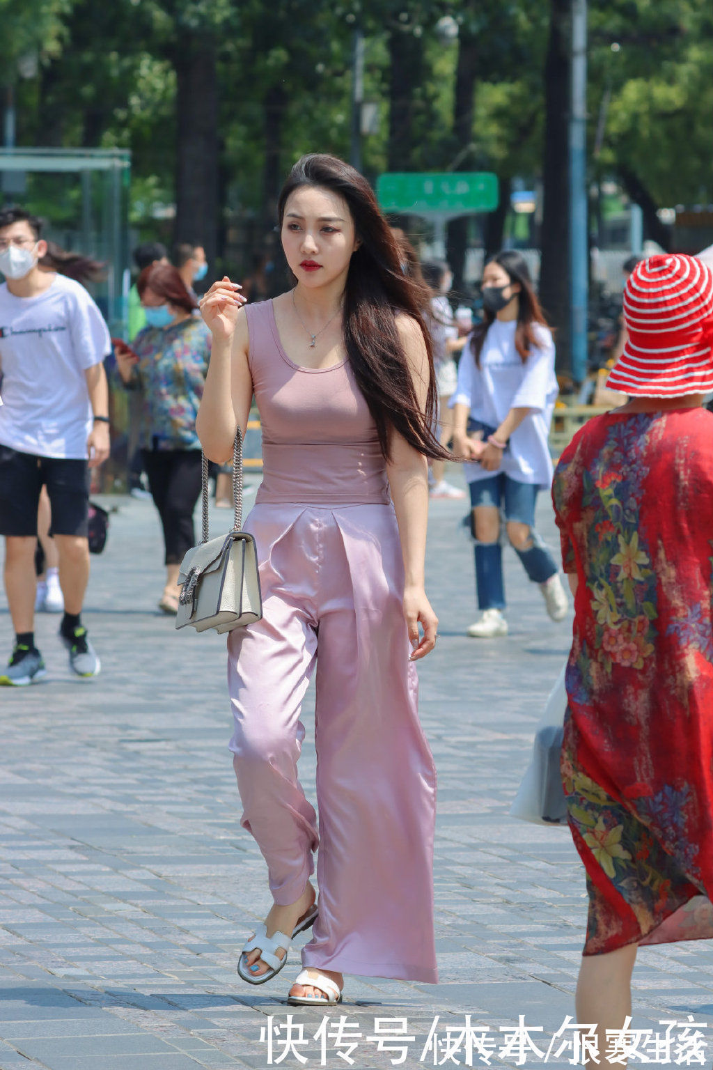 小姐姐|清新又减龄的粉色搭配，背心配阔腿裤，时髦又高级让美丽脱颖而出