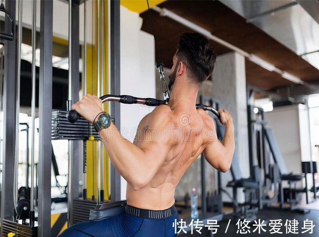 背阔肌|高位下拉的动作要领,做好5个细节,让你的背部肌肉更宽更厚