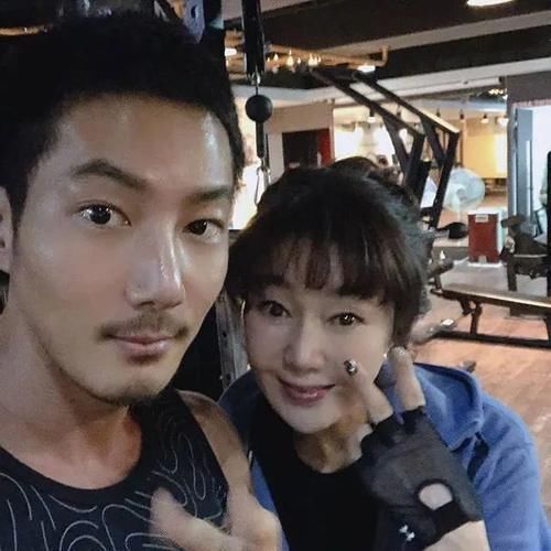 健身运动|健美锦标赛的亚洲健身女王，谁能看出她已经60岁了呢？