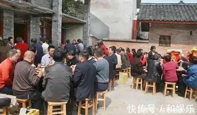 上有老下有小|奶奶带孙子吃酒席,结束后成全村笑料,隔代育儿的这些痛谁知道