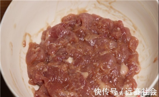 洋葱炒肉很多人第一步就错了，难怪不好吃，看饭店大厨不外传诀窍