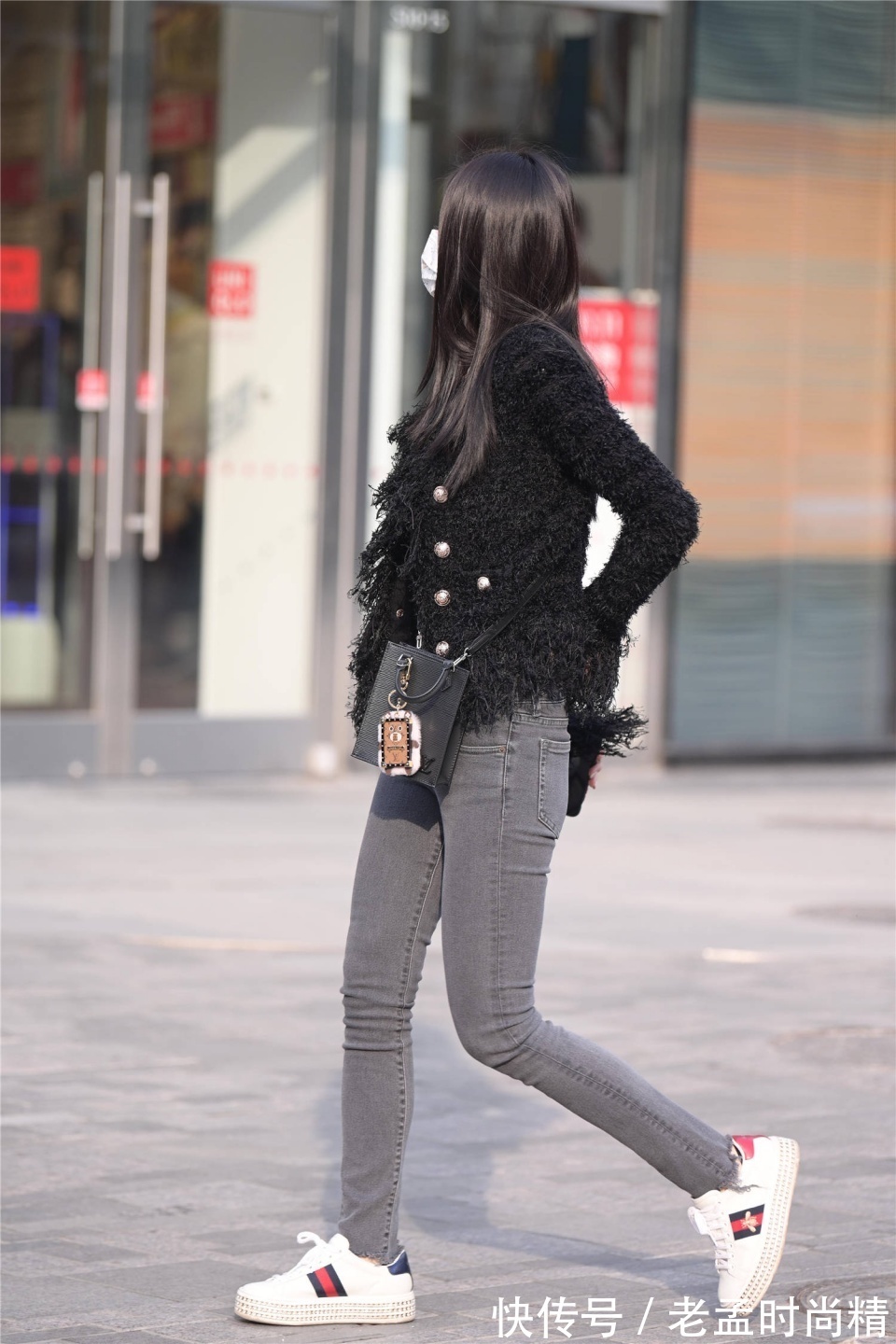 搭配 冬季时尚的一种搭配,紧身牛仔裤穿搭,天冷也可以秀身材