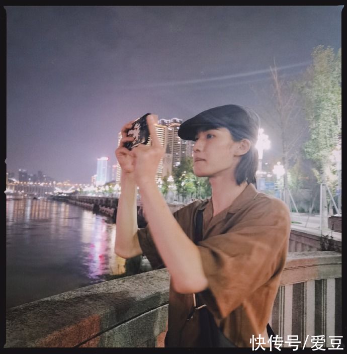 氛围感|210825 朱正廷发文将与重庆告别 夜游重庆氛围感拉满的随手拍公开