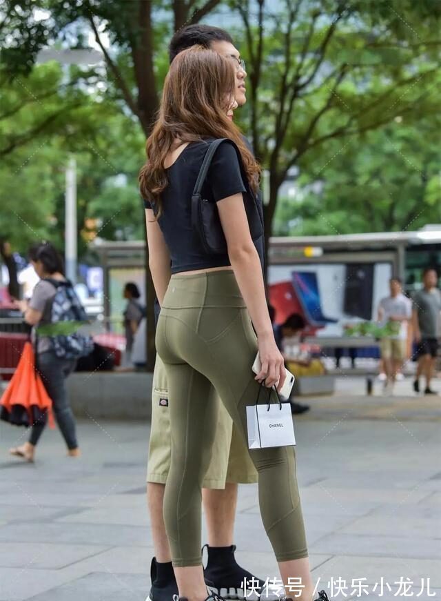 对比色 清新活泼的鲨鱼裤装扮不乏气质感,穿出时尚个性与风格,休闲百搭
