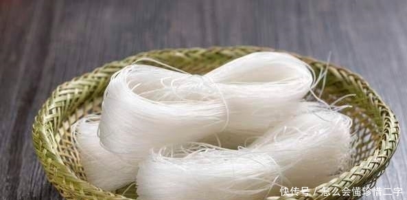 炒粉丝,焯水后直接炒是错的,少了一步,难怪结团又粘锅,不入味